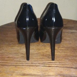 Black pumps